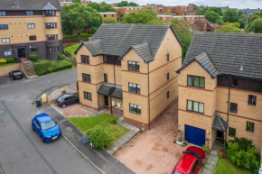Langley House - 5 Bed 3 bathroom Town House, with parking for 2 vehicles, ideal for contractors and families